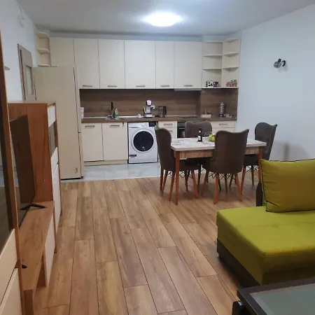 New Near Center With Free Parking Apartment *